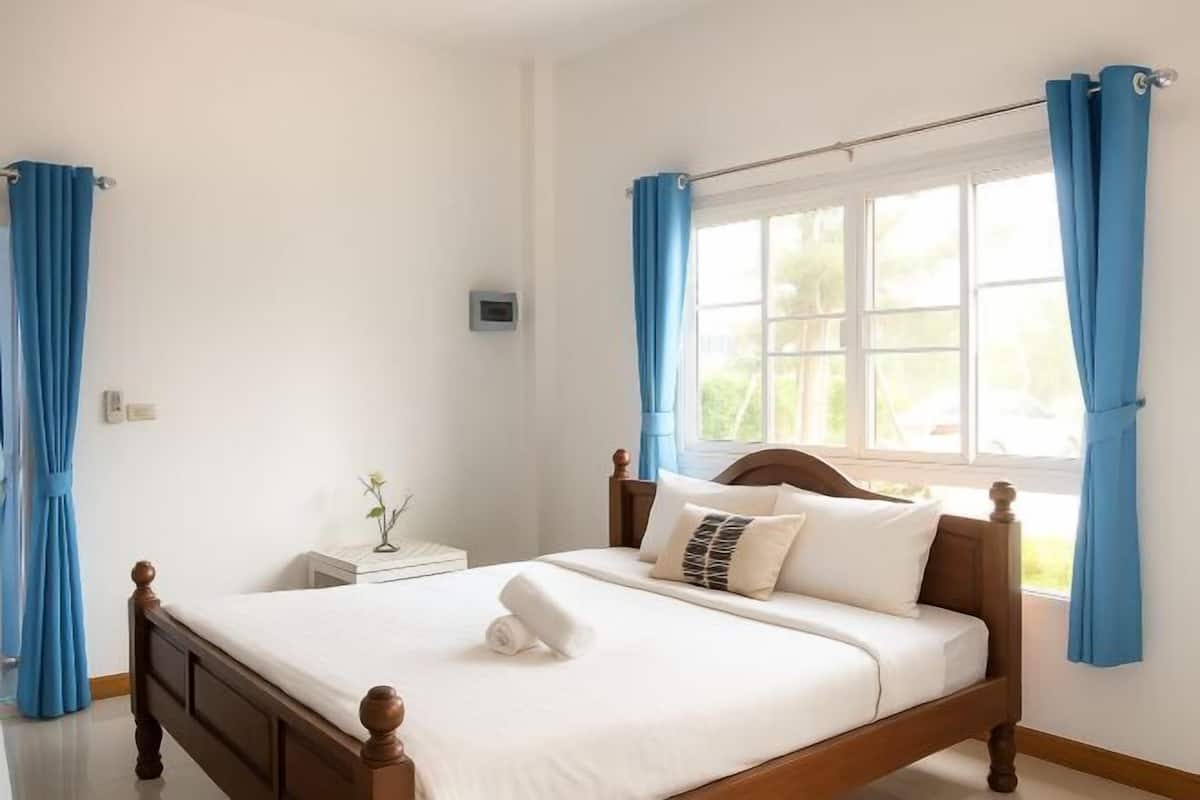 2 slaapkamers, een bureau, verduisterende gordijnen