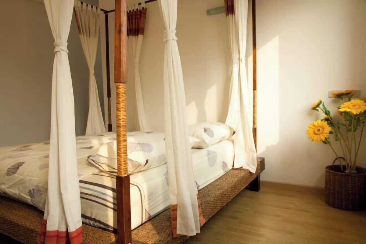 2 slaapkamers, een bureau, verduisterende gordijnen