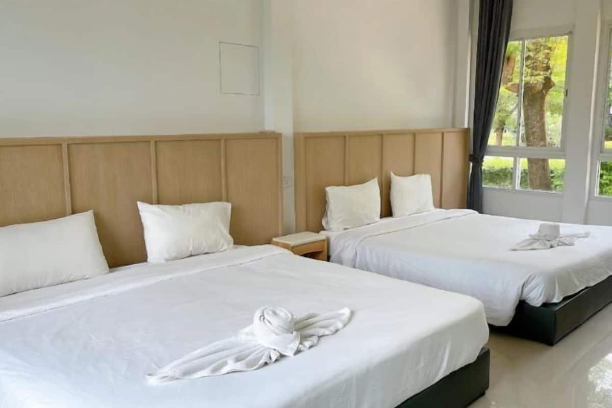 2 slaapkamers, een bureau, verduisterende gordijnen