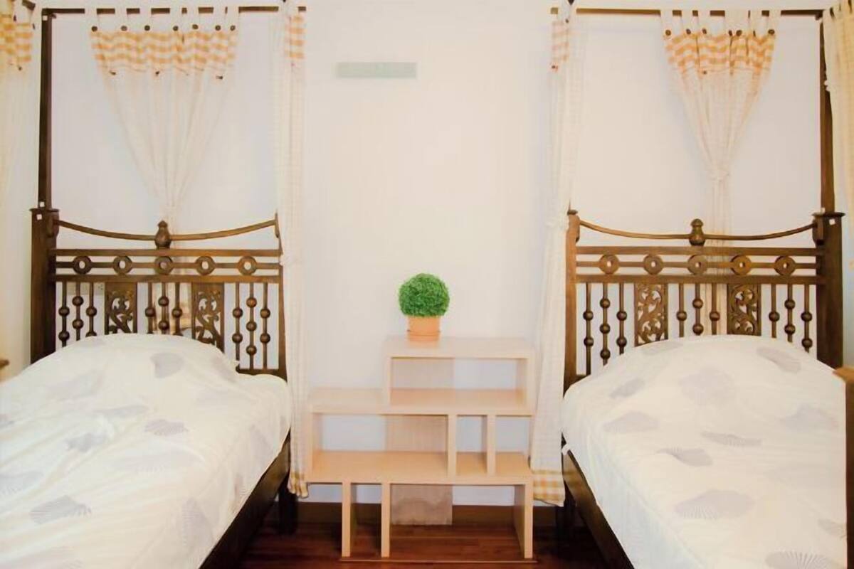 2 slaapkamers, een bureau, verduisterende gordijnen