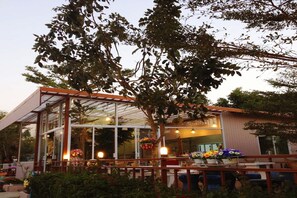 Aperto a colazione, pranzo e cena, cucina thai 