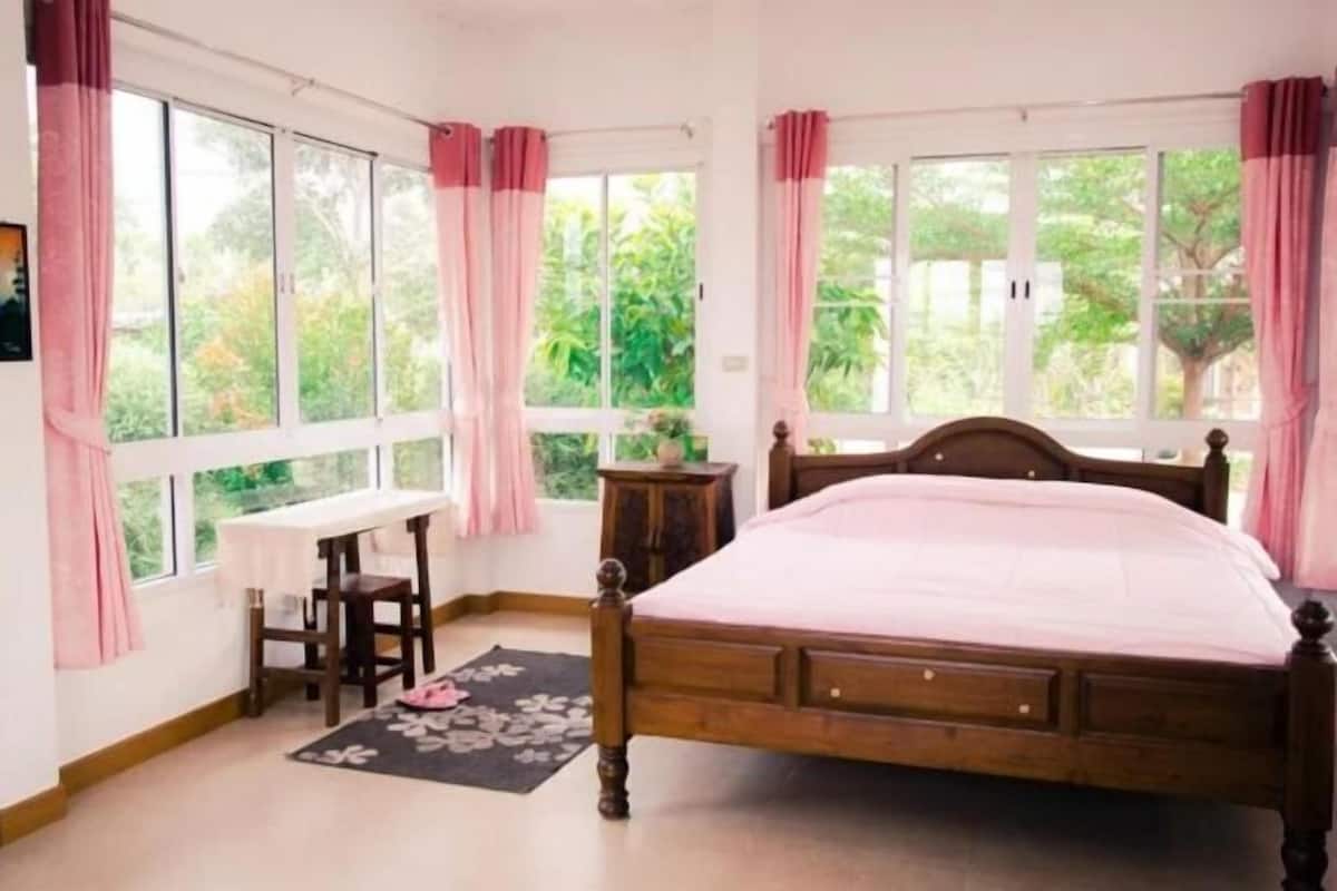2 slaapkamers, een bureau, verduisterende gordijnen