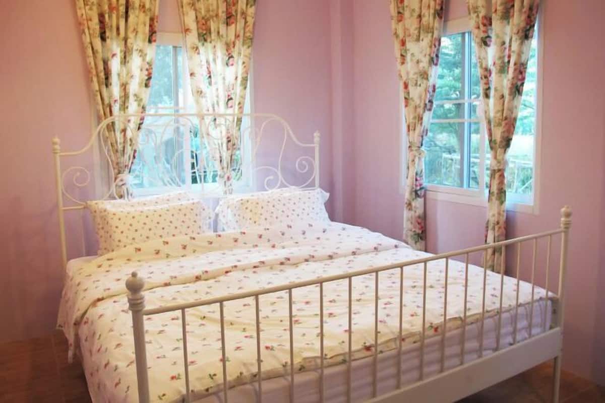 2 slaapkamers, een bureau, verduisterende gordijnen