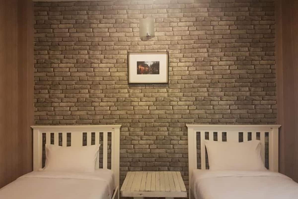 2 slaapkamers, een bureau, verduisterende gordijnen