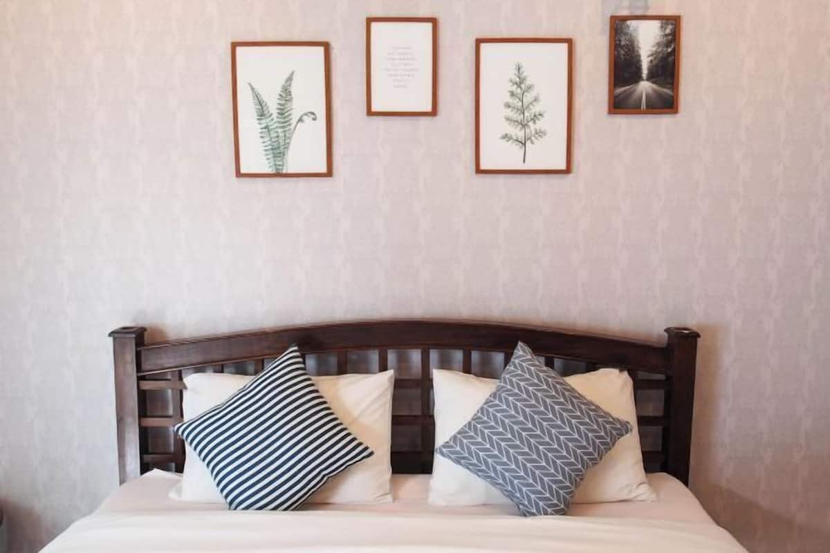 2 slaapkamers, een bureau, verduisterende gordijnen
