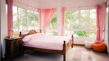 Escritorio y cortinas blackout