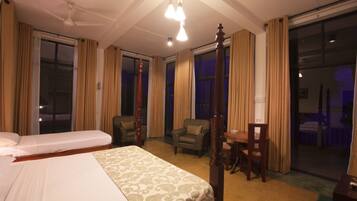 Chambre Deluxe | Minibar, bureau, fer et planche à repasser, lits pliants/supplémentaires