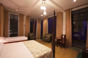 Chambre Deluxe | Minibar, bureau, fer et planche à repasser, lits pliants/supplémentaires