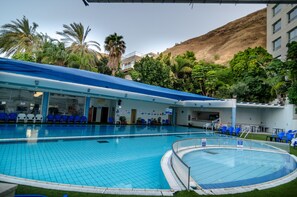 Una piscina al aire libre de temporada (de 11:00 a 18:00), sombrillas