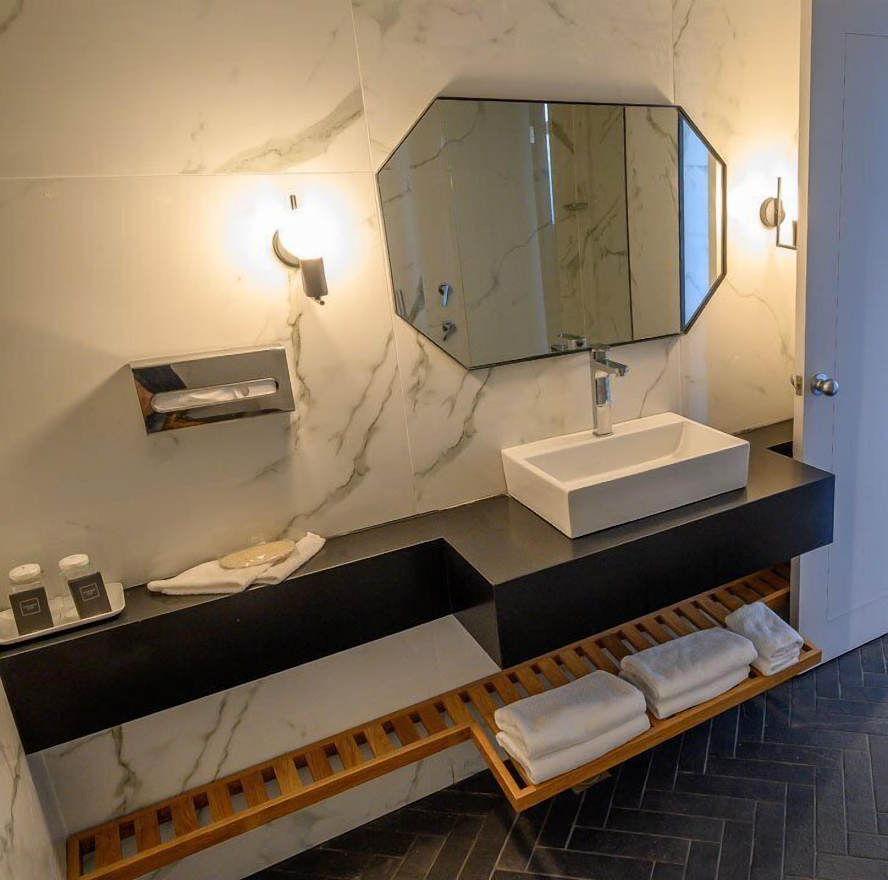 Photo - Royal Plaza Hotel