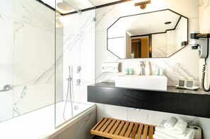 Royal-Doppelzimmer, 2 Schlafzimmer (Family) | Badezimmer | Kostenlose Toilettenartikel, Haartrockner, Handtücher