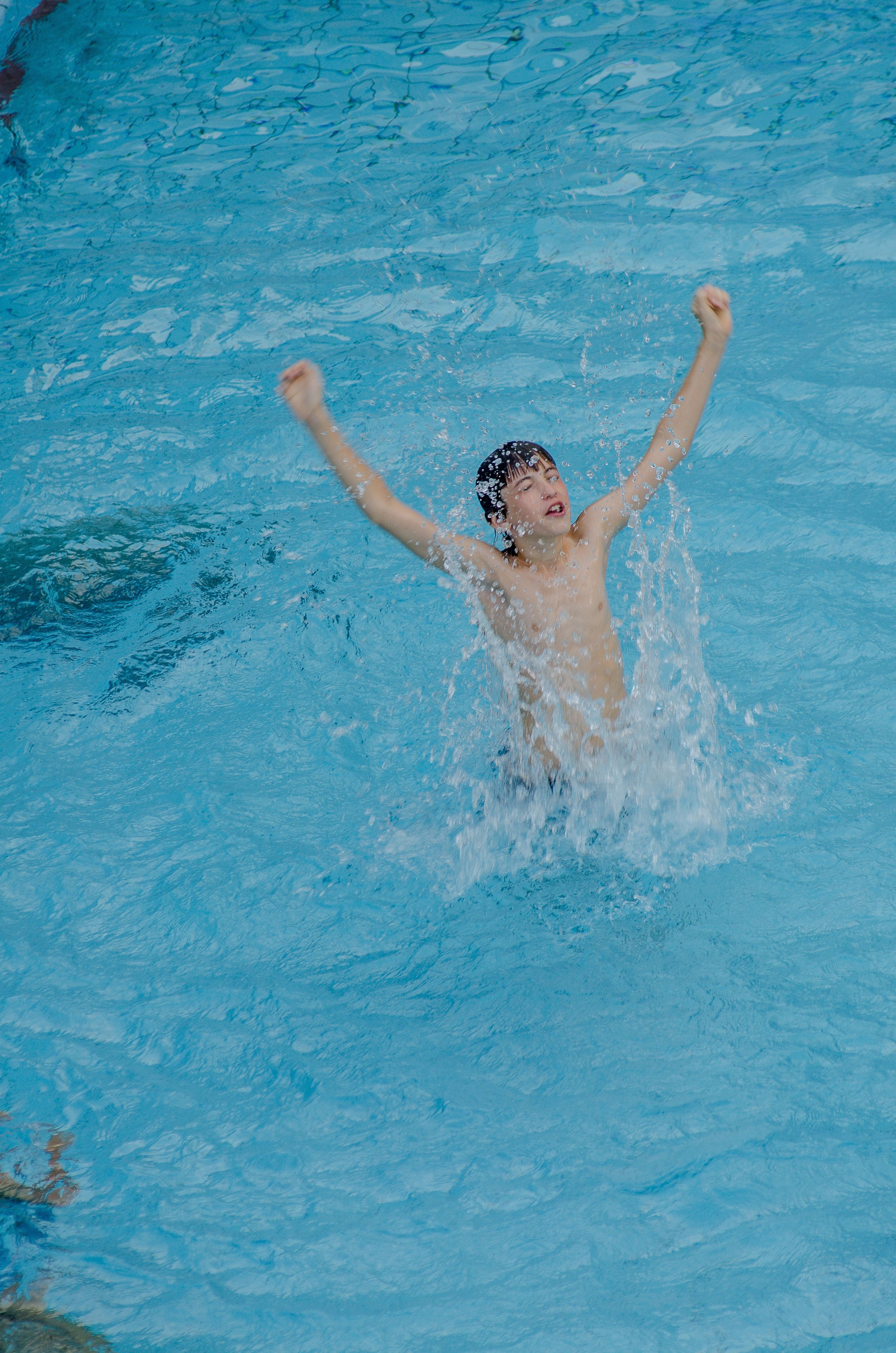 Eine Person schwimmt in einem Pool.