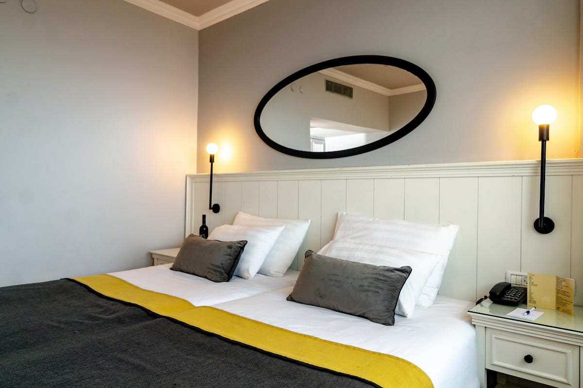 Superior Double or Twin Room, Lake View | Minibar, in-room safe, desk, WiFi (free)