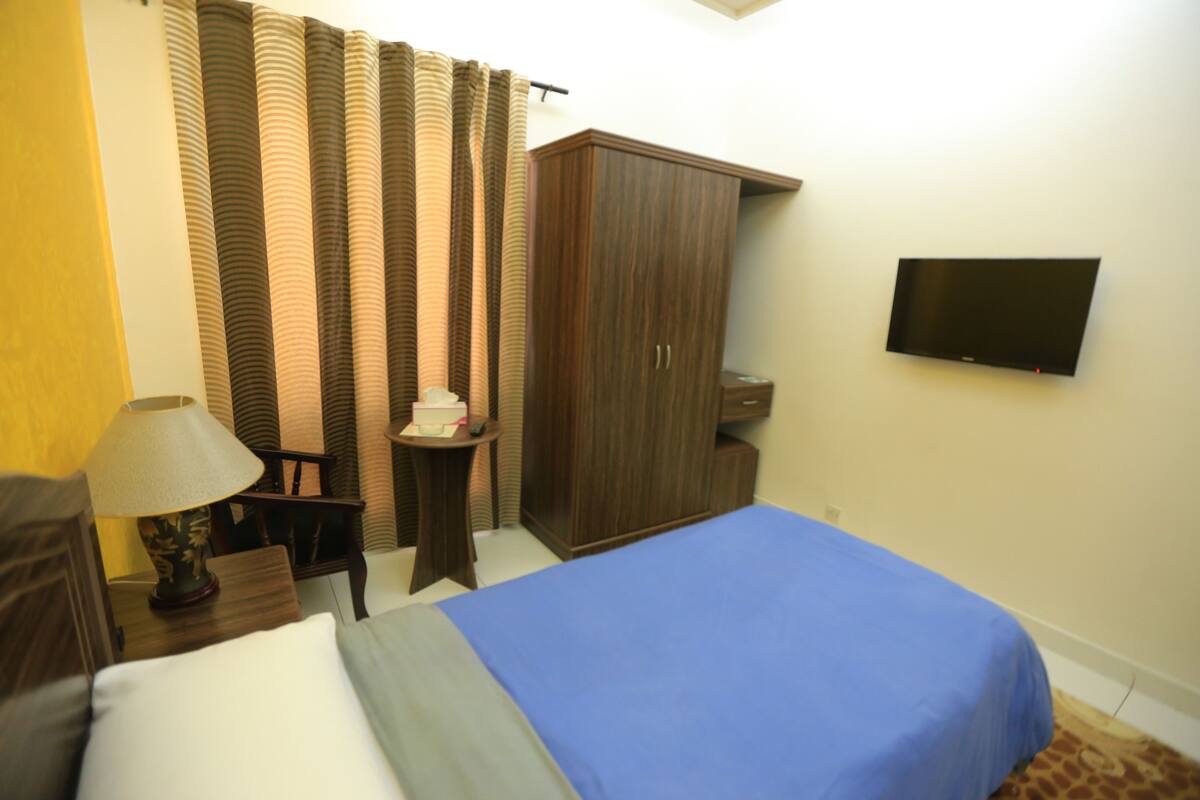 Double Room | Minibar, desk, iron/ironing board, free WiFi
