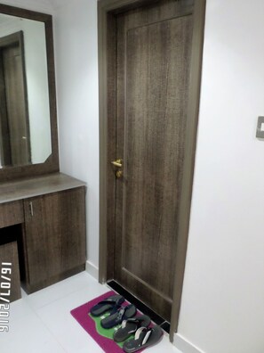 Phòng đôi | Minibar, bàn, bàn ủi/dụng cụ ủi quần áo 