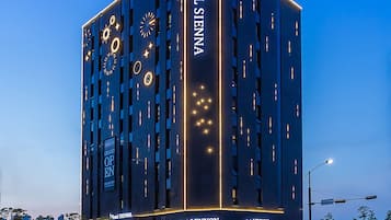 Fassade der Unterkunft – Abend/Nacht