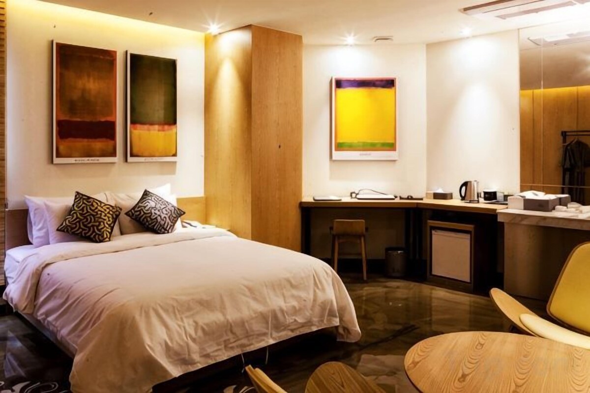 Minibar, caja de seguridad en la habitación y escritorio 