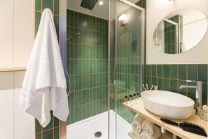 Shower, free toiletries, hair dryer - Belambra Hotels & Resorts La Chambre d'Amour (Anglet)