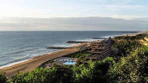 Ubicación a pie de playa, arena blanca y bar en la playa