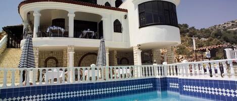 Piscine extérieure, parasols de plage, chaises longues