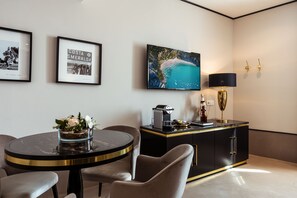 Family Suite, with hot tub and sauna | Living area | LCD TV - La Locanda del Conte Mameli (Olbia)