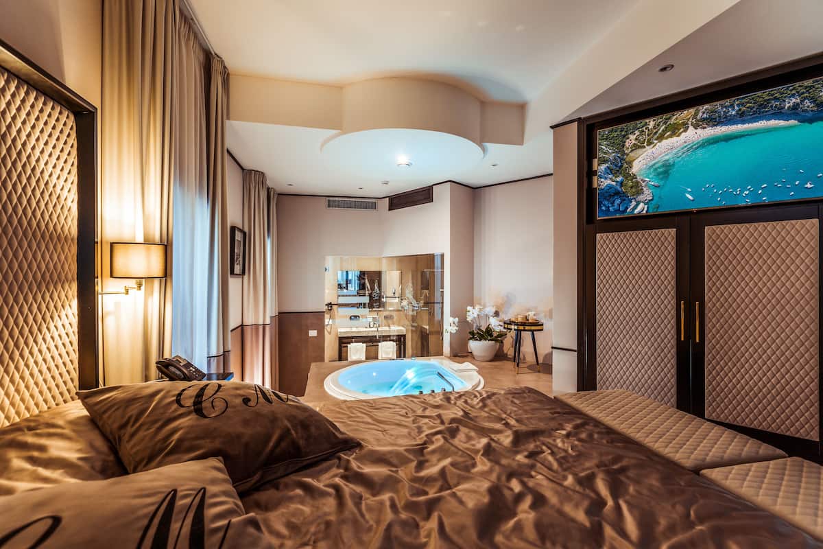Luxury Suite, with hot tub and sauna | 1 habitación, camas con pillow-top y minibar