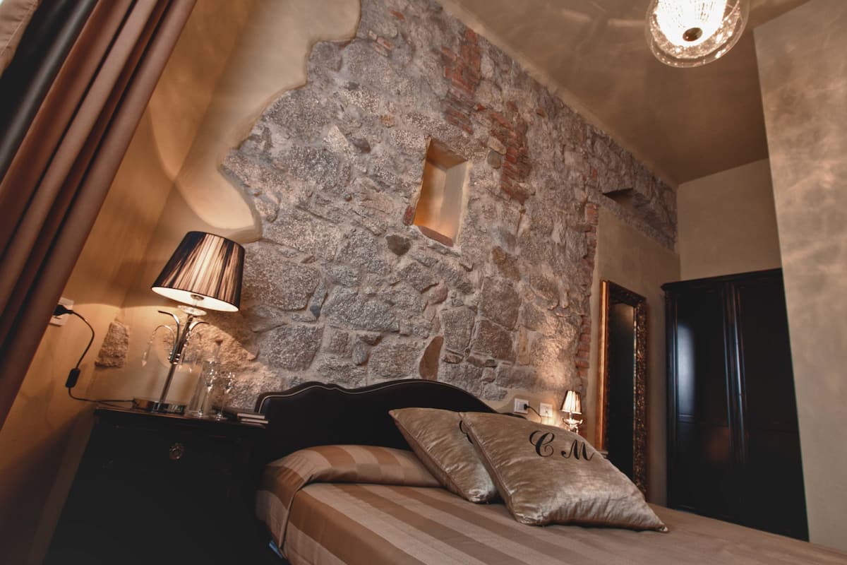 Surmatelas, minibar, coffres-forts dans les chambres