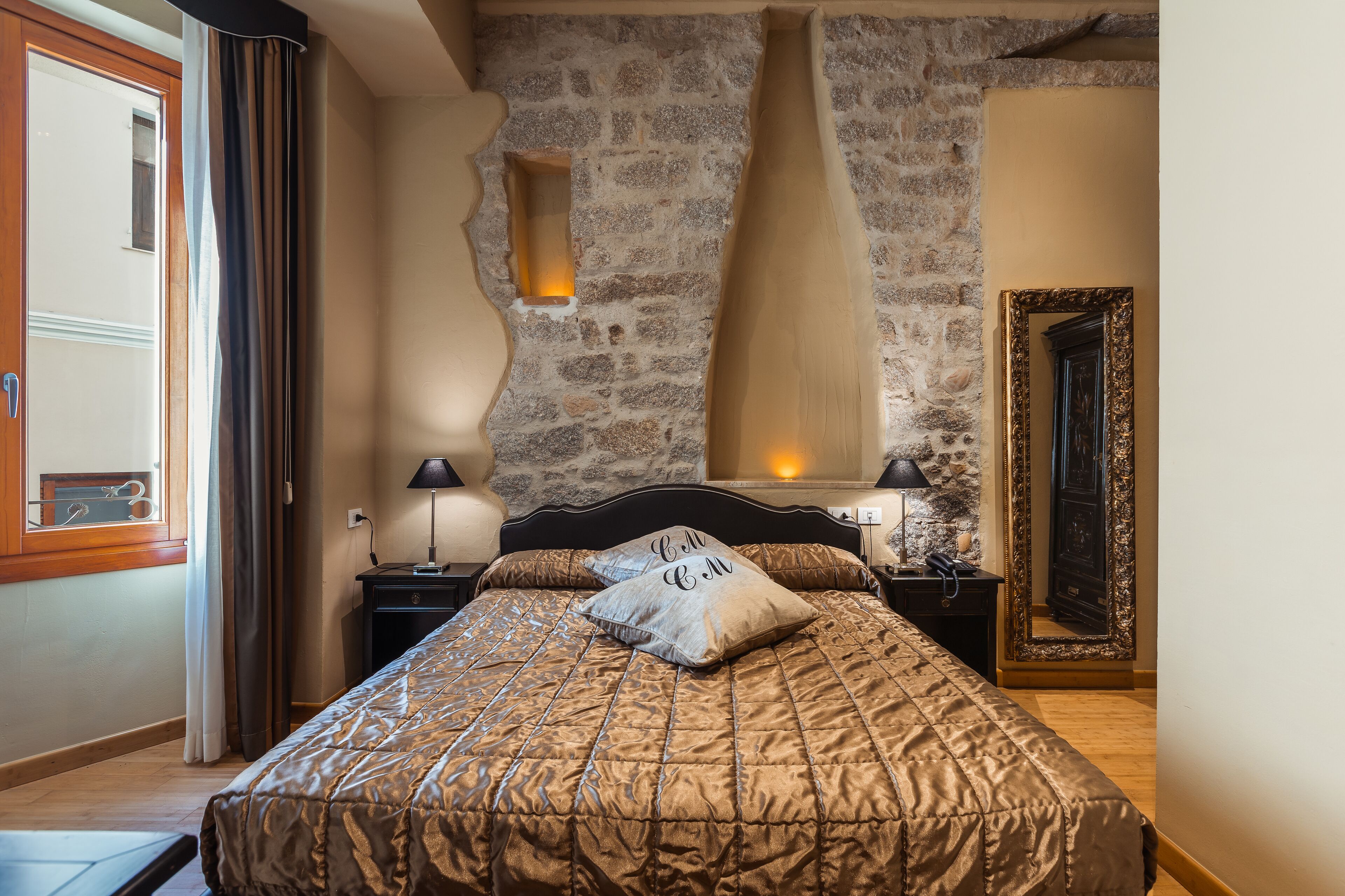 standard double room | 1 bedroom, pillow-top beds, minibar, in-room safe