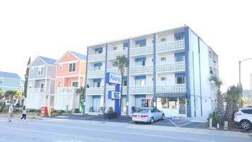 Vista frontal de la propiedad