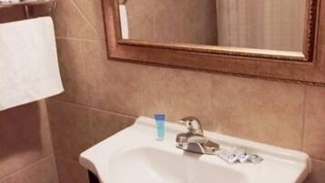 Tina con regadera, amenidades de baño gratuitas, toallas