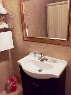 Ensemble douche/baignoire, articles de toilette gratuits