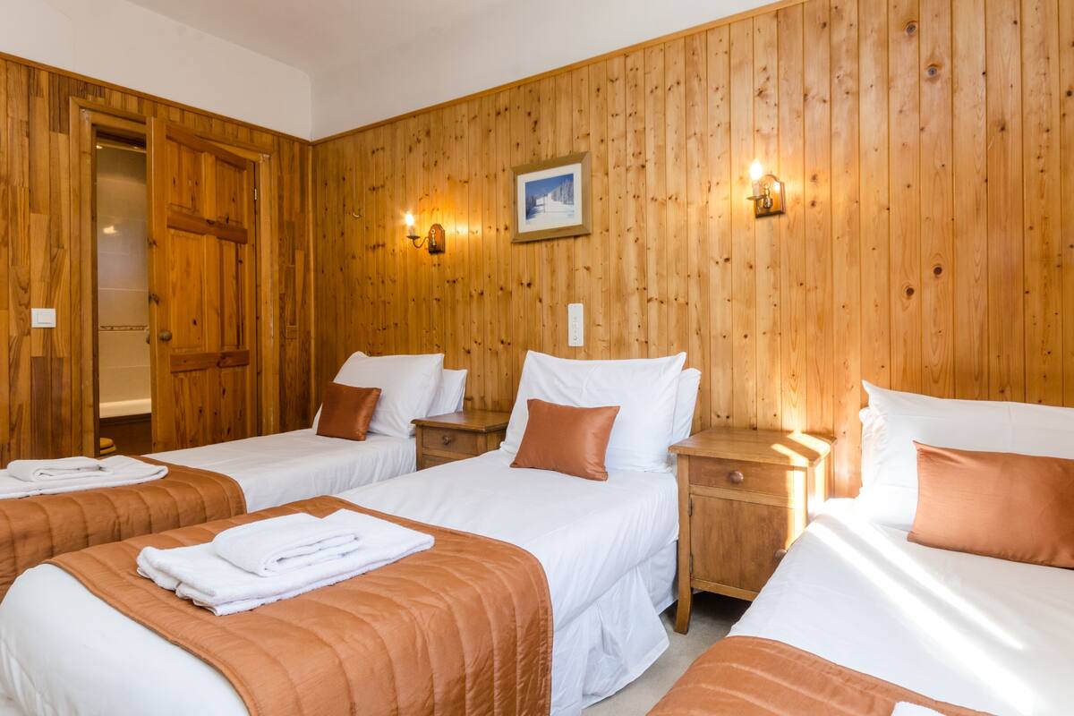 Triple Room | Free cots/infant beds, free WiFi, bed sheets