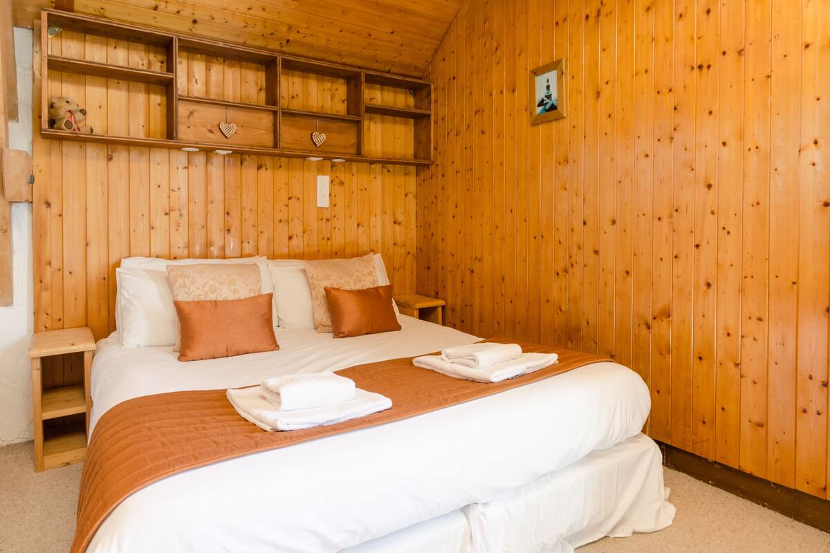 Double or Twin Room | Free cots/infant beds, free WiFi, bed sheets