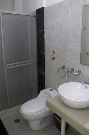 Single Room (with Air Conditioning) | Bathroom | Towels - Stylus Hotel (Iquitos)