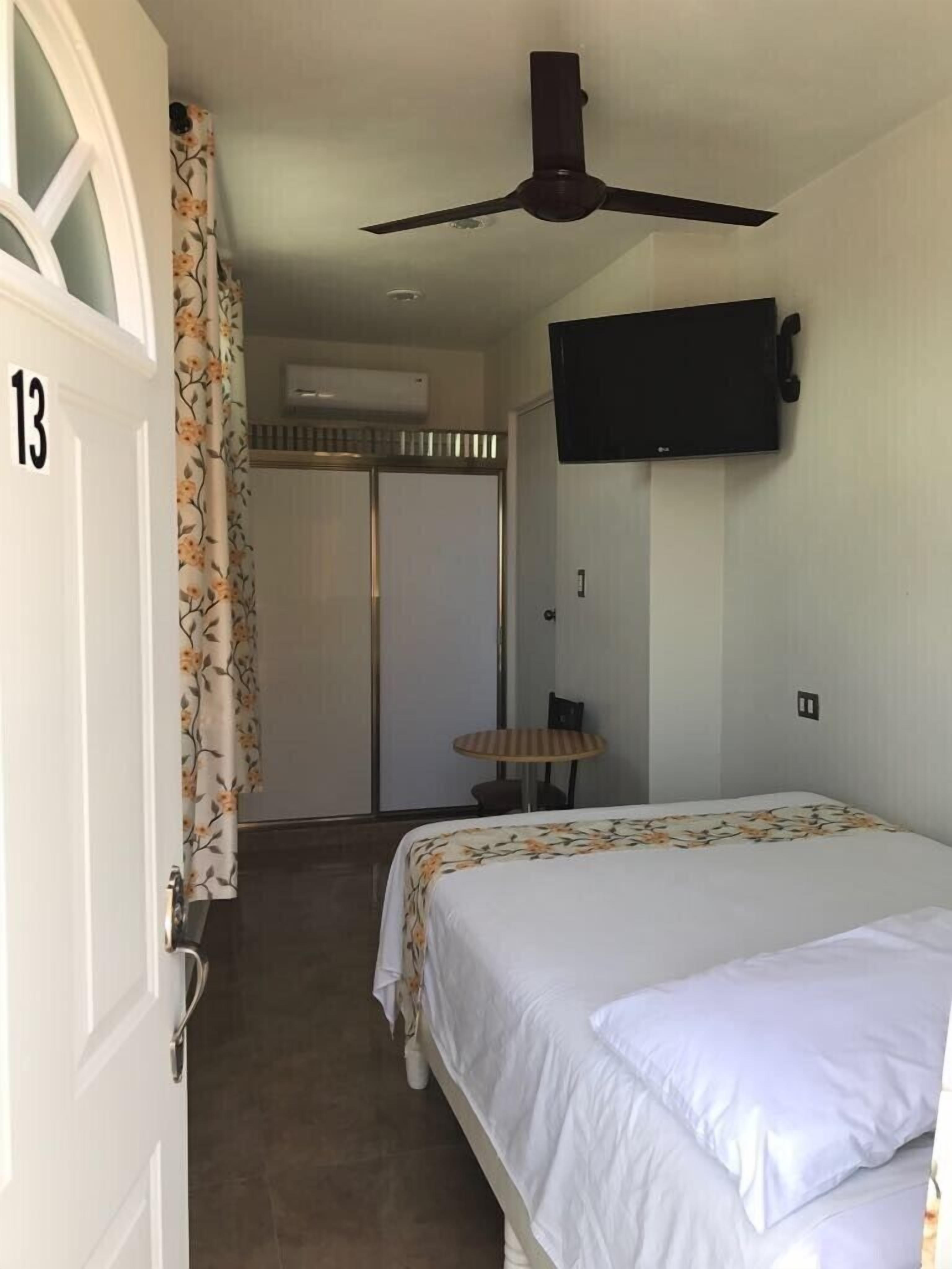 HABITACION INDIVIDUAL | Bộ đồ giường cao cấp, nệm có lớp đệm bông, két bảo mật tại phòng 