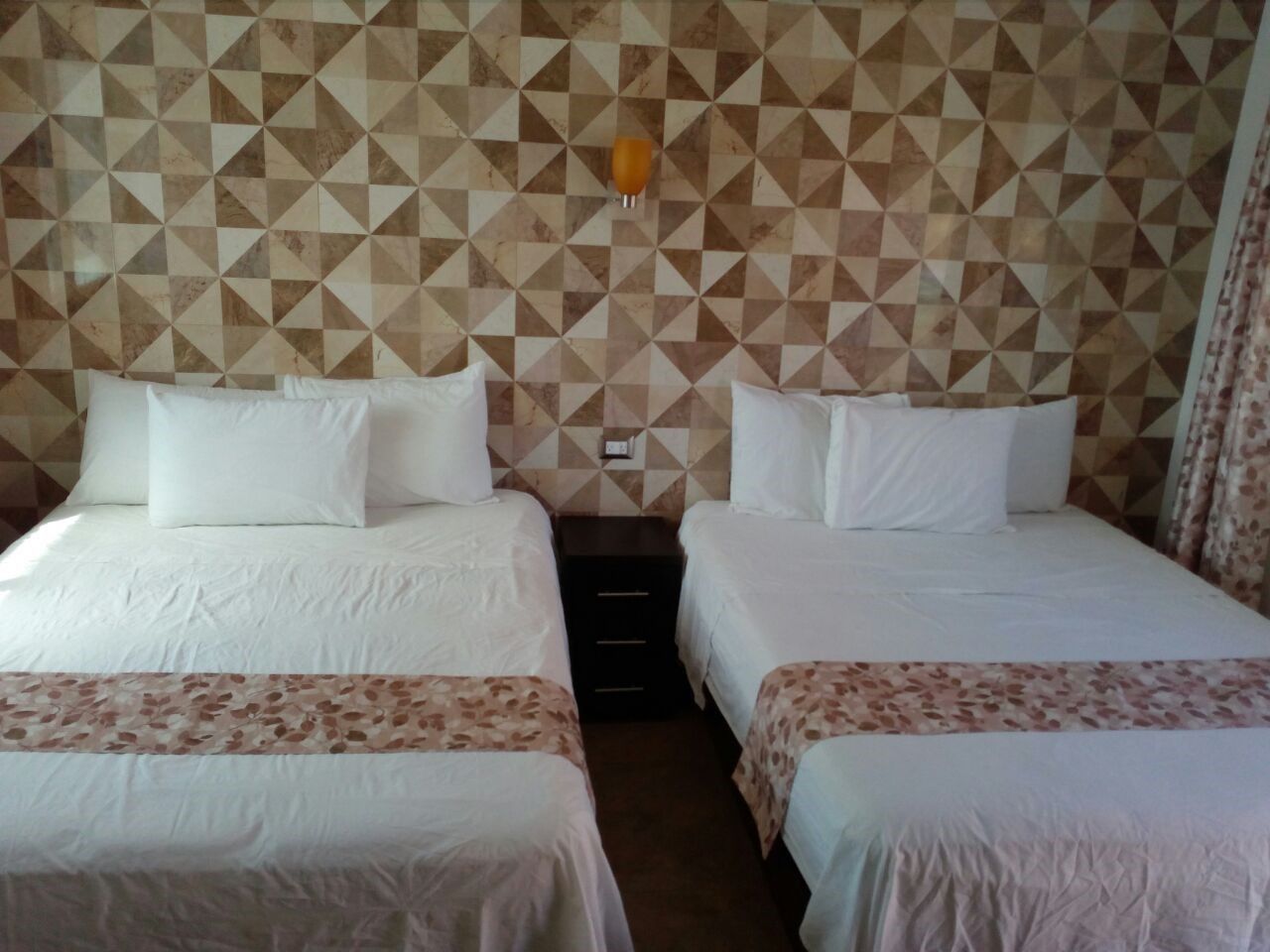 HABITACION MATRIMONIAL CON CAMA QUEEN | Bộ đồ giường cao cấp, nệm có lớp đệm bông, két bảo mật tại phòng 