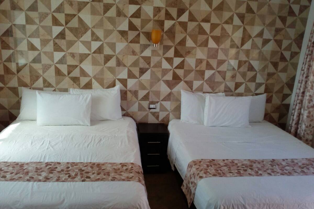 HABITACION MATRIMONIAL CON CAMA QUEEN | Bộ đồ giường cao cấp, nệm có lớp đệm bông, két bảo mật tại phòng