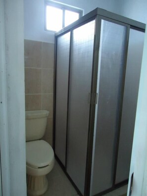 Buồng tắm vòi sen, đồ dùng nhà tắm miễn phí, máy sấy tóc