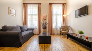 Apartamento família, 2 quartos, geladeira e micro-ondas | Sala de estar | TV de tela plana