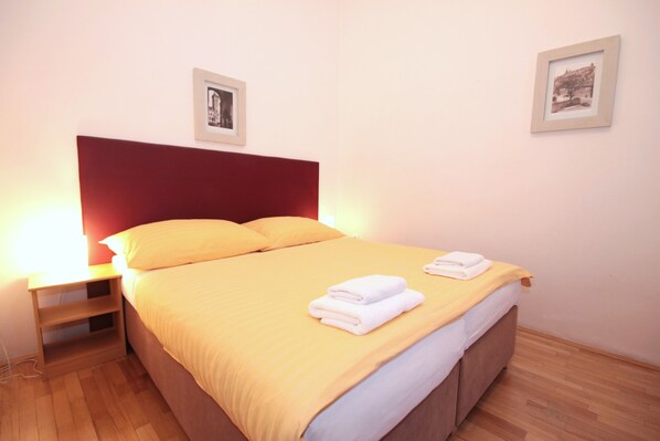 Apartamento família, 2 quartos, geladeira e micro-ondas | Ferros/tábuas de passar roupa, Wi-Fi de cortesia, roupa de cama