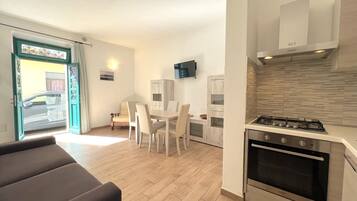 Apartamento econômico, 1 quarto | Área de estar | TV de tela plana 32 polegadas com canais digitais, TV