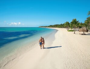 On the beach, white sand, beach towels - Secrets Cap Cana Resort & Spa - Adults Only - All Inclusive (Punta Cana)