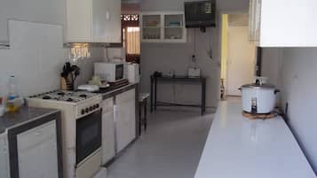 Full-size fridge, microwave, oven, stovetop