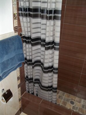 Bathroom shower - Exclusive Amazon House (Iquitos)