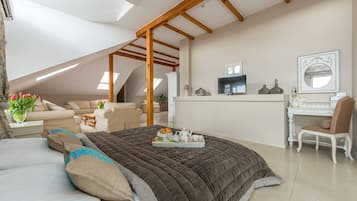 Deluxe apartman | Prémium ágynemű, minibár, széf a szobában és íróasztal