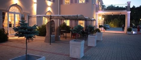 Fassade der Unterkunft – Abend/Nacht