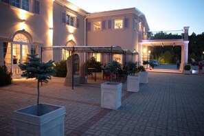 Front of property – evening/night - Riviera Resort Modlin Airport (gmina Wieliszew)