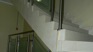 A staircase with glass railings and white steps. - Hotel Rio Guayas (Guayaquil)