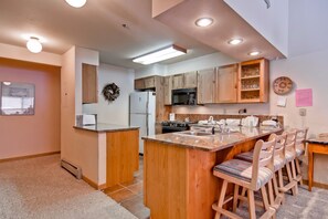 Condo, 3 habitaciones | Cocina privada | Refrigerador y microondas