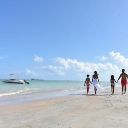 En la playa, playa de arena blanca, camastros y sombrillas